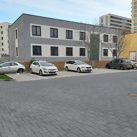 Living Bratislava & Bus Station & Mlynske Nivy Exterior foto